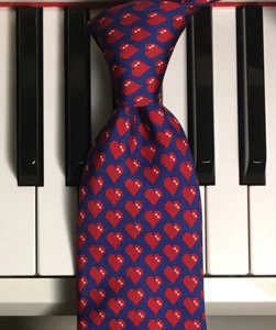 MOSCHINO ❤️ YOU / Ein Herzstück aus Seidenkrawatte mit roten Herzen auf royalblau - Bild 1 von 9