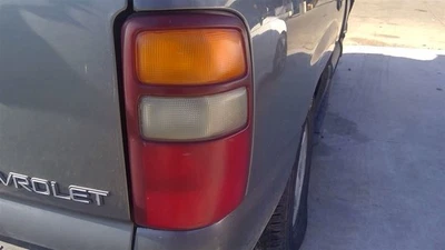 Luz trasera derecha pasajero para Chevrolet Suburban 00-03 Foto 1 de 4