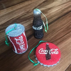 Juego de 3 adornos navideños Coca Cola cuentas brillantes incluye tapa, lata, botella - Imagen 1 de 12