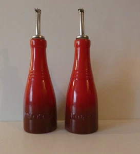 (2) Le Creuset Set Öl und Essig Ölkanne Essigdose Klassisch Keramik (25) - Bild 1 von 6