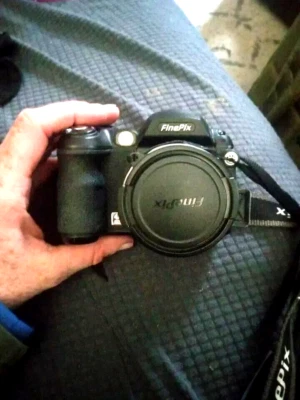 CAMERA, FUJIFLM FINEPIX S5100 DIGITAL CAMERA NEW MEMORY CARD & CAMERA BAG. - Image 1 of 4