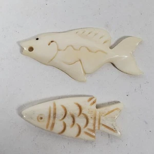 Vintage Bone Carved Fish 1.5 Inch Long For Crafting LOT of 2 - Bild 1 von 2