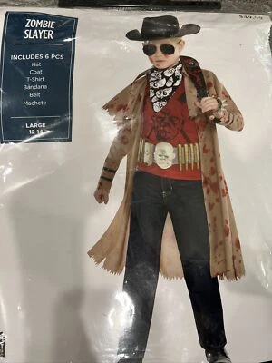 Nuevo con etiquetas Disfraz de Halloween para niño Zombie Slayer, niño grande 12-14. Sombrero Abrigo Machete Foto 1 de 4