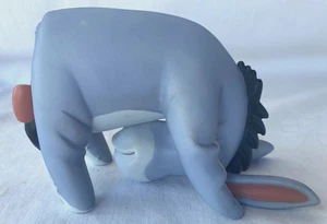 De colección... Pooh & Friends... Eeyore... Las cosas se ven mejor de esta manera... Estatuilla de porcelana - Imagen 1 de 4