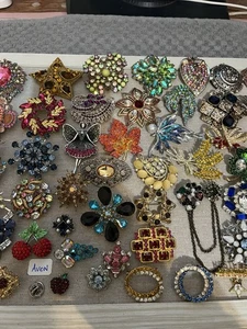 KONVOLUT 56 GOLD+SILBERFARBENE BROSCHEN "FARBIGER GLITZER STRASS", VINTAGE - JETZT - Bild 1 von 21