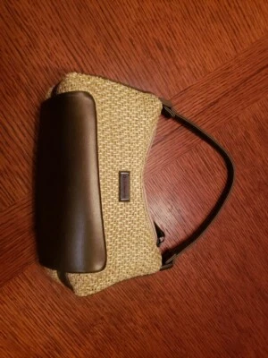 Cartera Liz Claiborne tejida "Paja" - forro rosa con hojas de palma Foto 1 de 4