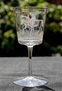 Bellissimo bicchiere da corsa cavallo e fantino finemente inciso con gambo 41/2" pollici #3 - Foto 1 di 3