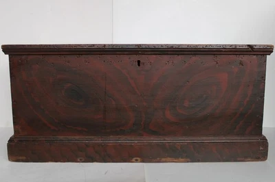 Антикварный красный украшенный тополем сундук с одеялом середины 19 века из Пенсильвании (30 дюймов) - Изображение 1 из 4