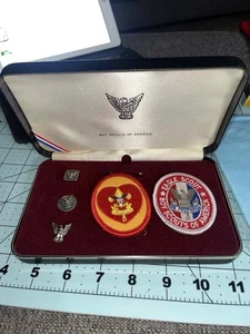 ADLERPFADFINDER PRÄSENTATIONSBOX MIT 3 MENTOR PAPA PINS WIE RANGADLER RANGAUFNÄHER - Bild 1 von 1