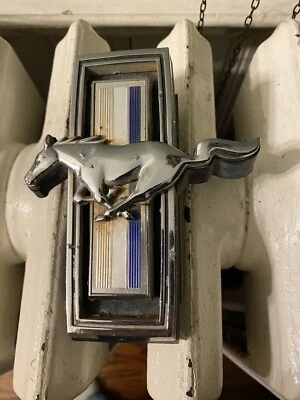 Ford Mustang 1969 emblema de parrilla delantera Foto 1 de 4