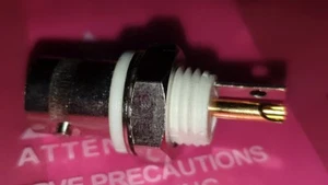 2 Stück BNC Einbau Buchse isoliert Lötanschluss originalverpackt  - Bild 1 von 5