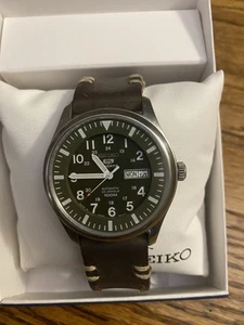 Seiko 5 Sports SNZG09 Watch Men 42mm Green Dial Steel Daydate Automatic Runs - Picture 1 of 3