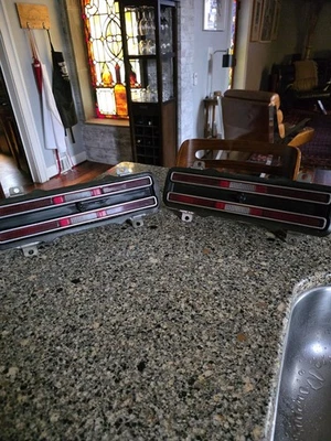 1967-1968 Pontiac Firebird conjunto de lanterna traseira original de fábrica GM FABRICANTE DE EQUIPAMENTO ORIGINAL - Imagem 1 de 3