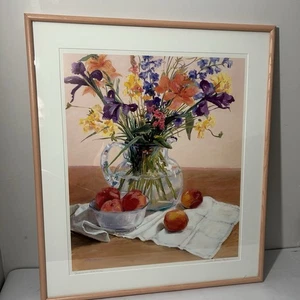 Impresión artística firmada Lucille Berrill Paulsen 1990 naturaleza muerta melocotones y flores NY - Imagen 1 de 18
