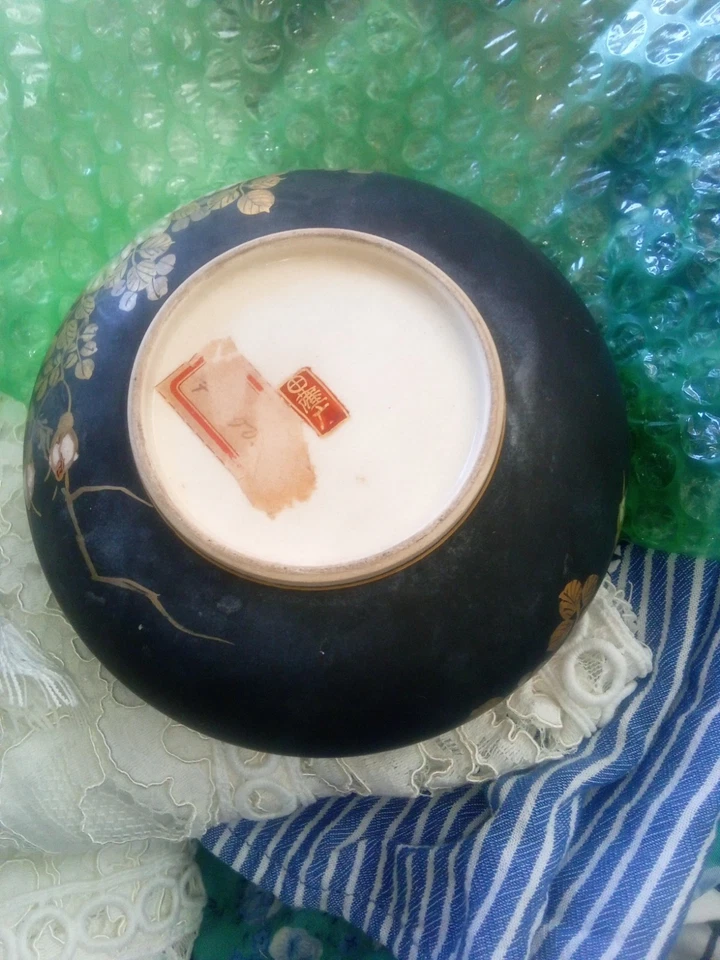 Cuenco de vajilla Satsuma antiguo negro con diseño dorado y flores  Foto 1 de 3