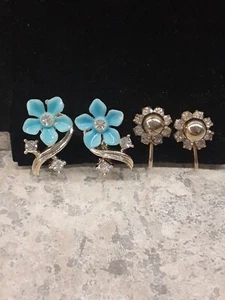 Zwei Paar Vintage Ohrringe goldfarben Schraubverschluss Strass blaue Blumen - Bild 1 von 10