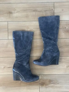 UGG Leder Kendrick grau schwarz abgenutzt Nieten hoher Reißverschluss Keilabsatz Stiefel 11 - Bild 1 von 16