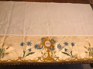 Antica Tovaglia In Lino D’altare Con Bordo Dipinto A Mano IHS e Angeli E Fiori - Foto 1 di 10