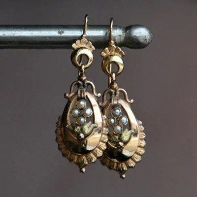 Pendientes antiguos vintage chapados en oro con perlas de imitación hechos de circonita cúbica en Foto 1 de 4