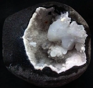 STUNNING STERELITE BOWS IN CHALCEDONY MATRIX GEODE ROCKS MINERALS SPECIMENS - Foto 1 di 3