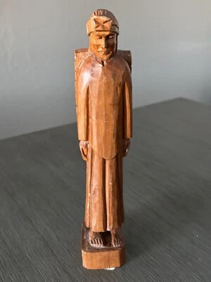 Estatua tallada a mano de un hombre viajando  Foto 1 de 4
