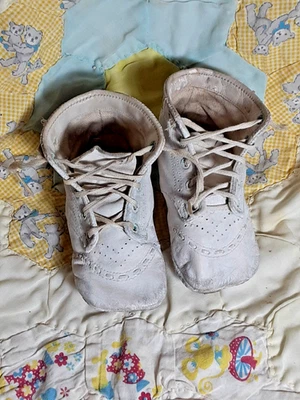 Антикварная белая полностью кожаная детская или композитная кукольная обувь на шнуровке 4 дюйма - Изображение 1 из 4