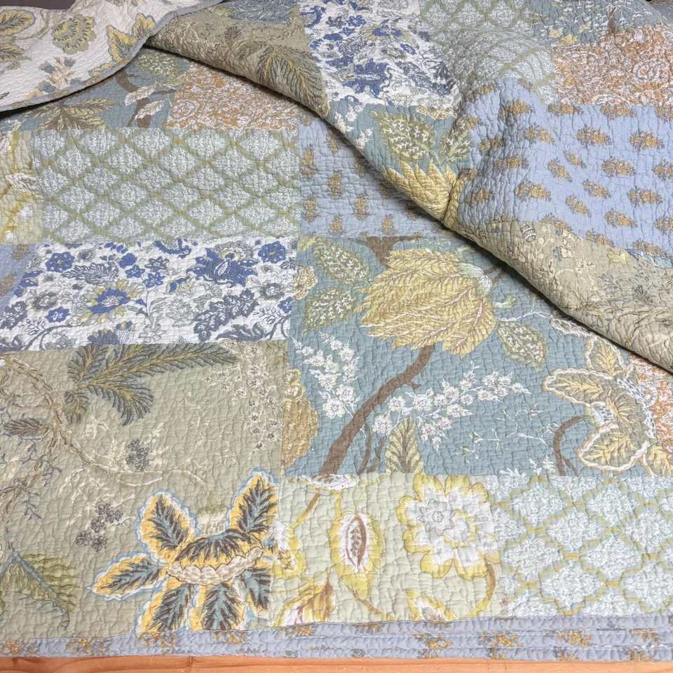 Reversible Floral Patchwork Quilt Bedspread With 2 Matching Shams 83x84 Coastal - Image 1 of 4