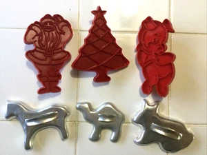 6 Vintage Ausstechformen 3 Tupperware 3 Aluminium, alle mit Griffen Weihnachtsbaum Weihnachtsmann - Bild 1 von 9