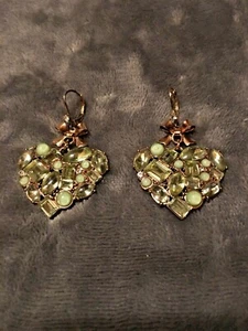 Große goldfarbene Herz Ohrringe mit mehreren grünen Steinen Schmuck Boho kostenloser Versand - Bild 1 von 5
