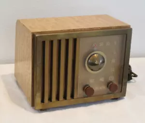 RCA Victor Model 75X16 - 5 Tube AM Radio - Walnut Plastic - Works - 1948 - Picture 1 of 14