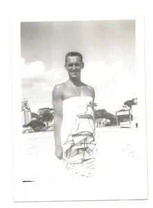 Young Man at Beach - Interés Gay - Afeminado - c. 1950-53 - Toalla Marinero Barco - Imagen 1 de 2