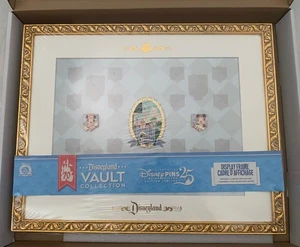 Disneyland 70° Disney Vault Collezione Castello Disney Incorniciato 3 Spille LE Boxed Set - Foto 1 di 2