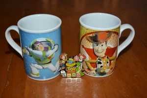 PAR GENIAL DE TAZAS DE CACAO HOT WOODY & BUZZ CON EDICIÓN LIMITADA TOY STORY PIN TERRESTRE - Imagen 1 de 8