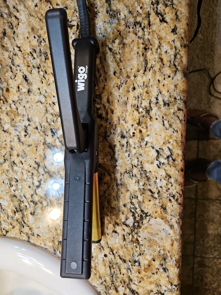 Plancha Plancha Plancha Plancha Plancha Plancha Plancha Modelo WG5302 Negra y Dorada Foto 1 de 3