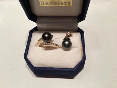 Elegante anillo de perlas negras de Tahití y colgante a juego en oro de 14K  Foto 1 de 4