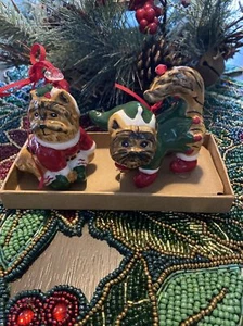 BLUE SKY CLAYWORKS Set of 2 "TABBY CATS- KITTENS" Christmas Ornaments NIB - Foto 1 di 3
