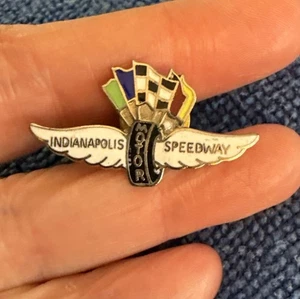 Vintage Indianapolis Motor Speedway Flügel Rad Flaggen Logo Krawatte Anstecknadel 45 - Bild 1 von 1