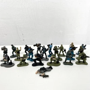 Micro Machines Lot Of 21 Military Men Soldiers Vintage Miniatures - Picture 1 of 6