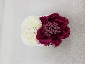 Lila & weiße Blume Anstecknadel/Hochzeitsgeschenk Boutonniere Clip auf Brosche Accessoire *NEU - Bild 1 von 6