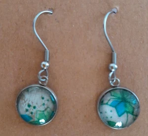 Adorables pendientes colgantes de vidrio floral azul-verde hechos a mano únicos en su clase - Imagen 1 de 2