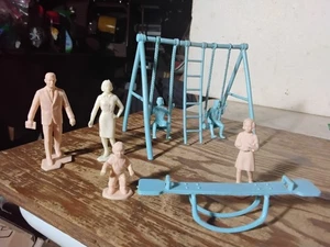 Marx Puppenhaus Schaukel Familie Spielset Figuren - Bild 1 von 8