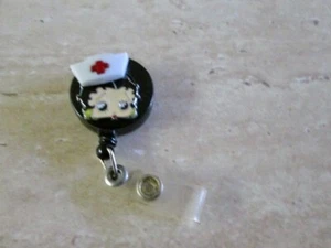 CARRETE RETRÁCTIL INSIGNIA DE IDENTIFICACIÓN, BETTY BOOP, MÉDICO, ENFERMERA, PEDIÁTRICO, UCI, ER, LVN, CUIDADOR - Imagen 1 de 2
