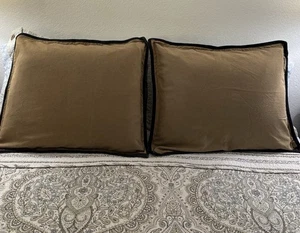 Funda de almohada estándar de colección Ralph Lauren (2) bronceada con adornos negros/marrones y broches de presión de latón - Imagen 1 de 12