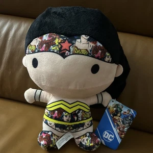 DC 8 Zoll Justice League Plüsch Wonder Woman Chibi Puppe Sticker Bomb Edition NEU Neu mit Etikett - Bild 1 von 6