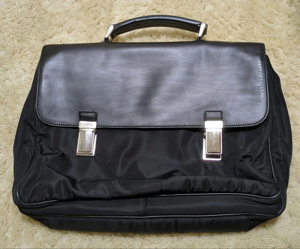 Bolso de negocios Prada negro de nailon de cuero maletín delgado usado Foto 1 de 4