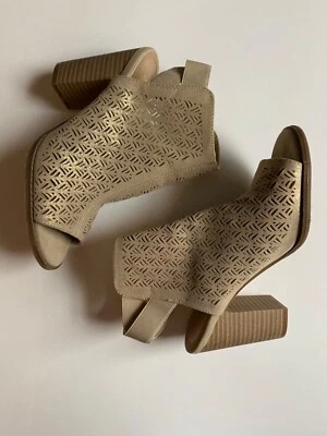 Kenneth Cole Reaction Kay Fly Oro Corte Láser Apilado Tacón Eslinga 6M Mediano Foto 1 de 4