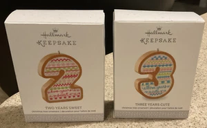 2016 Hallmark Andenken Ornamente "2 Jahre süß & 3 Jahre süß" Holz/Stoff Neu im Karton - Bild 1 von 2