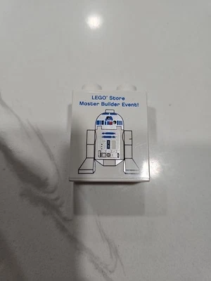 Star Wars LEGO Duplo Blanco, Ladrillo 1 x 2 x 2 con LEGO Store Master Builder R2-D2 Foto 1 de 4