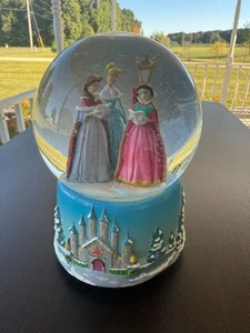 Disney Prinzessinnen Enesco musikalische Wasser Schneekugel We Wish You a Merry Christmas - Bild 1 von 6