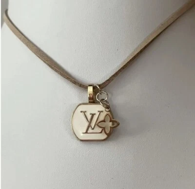 Colar Louis Vuitton autêntico de couro/camurça com botão sem marca - Imagem 1 de 4